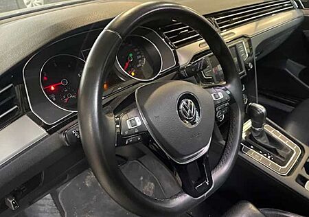 VW Passat Variant Volkswagen 2.0 TDI DSG Highline Variant ...