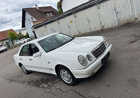 Mercedes-Benz E 230 ELEGANCE Elegance,Tüv Neu,1.Hand,AHK,Klima