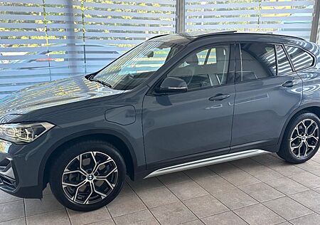 BMW X1 xD25e xLine PANO HUD AHK Harman Memory VOLL !
