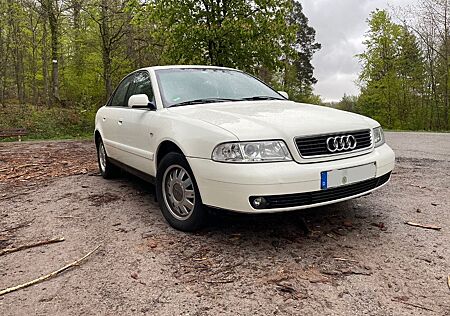 Audi A4 2.4 (6-Zylinder) *Panoramadach*