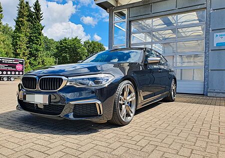 BMW M550i xDrive VOLL - Wolf im Smoking