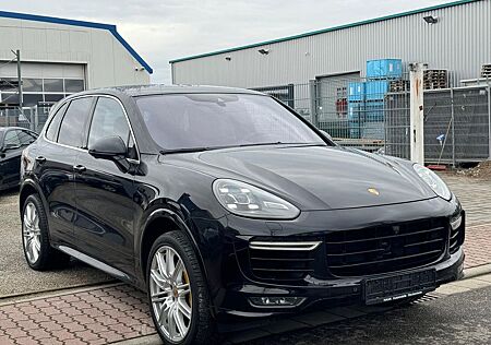 Porsche Cayenne Turbo S SPORT-CHRONO-PLUS