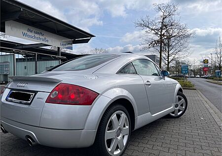 Audi TT Coupe 1.8T quattro 165 kW -