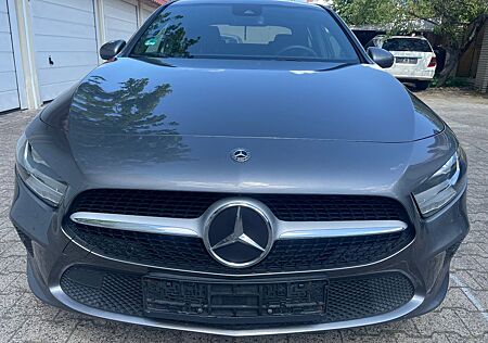 Mercedes-Benz A 180 A 180d -Klasse Lim. Selbst Park System Navi