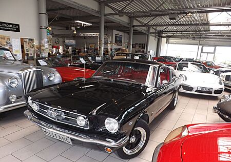 Ford Mustang Fastback - rabenschwarz und blutrot!