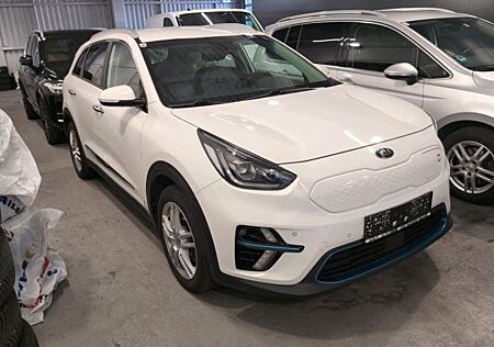 Kia Niro e- 64kWh long Range Gold Aut. *16300 NETTO*