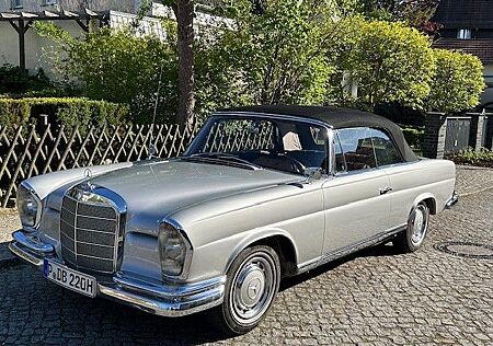 Mercedes-Benz 220