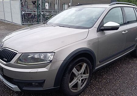 Skoda Octavia 2.0 TDI DSG 4x4 Scout AHK Kamera EU6