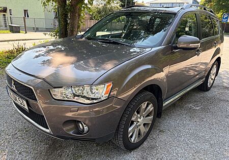 Mitsubishi Outlander 2.2 DI-D Intense 4WD 7 Sitz Aut AHK Le