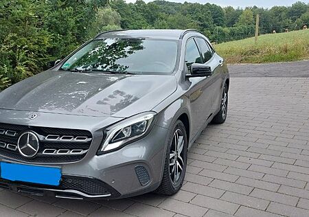 Mercedes-Benz GLA 220 4MATIC DCT -