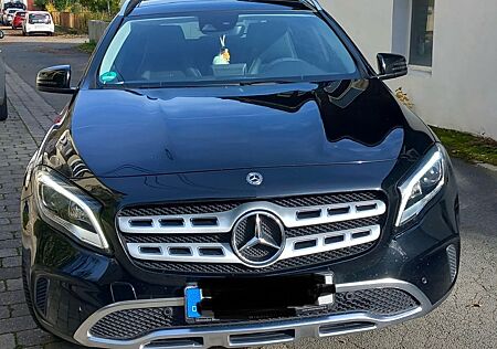 Mercedes-Benz GLA 180 DCT -