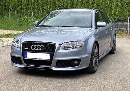 Audi RS4 4.2 quattro Avant -