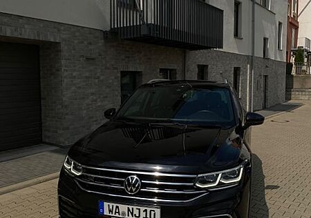 VW Tiguan Volkswagen 2.0 TDI DSG R-Line /Großes Navi/ 20Zoll