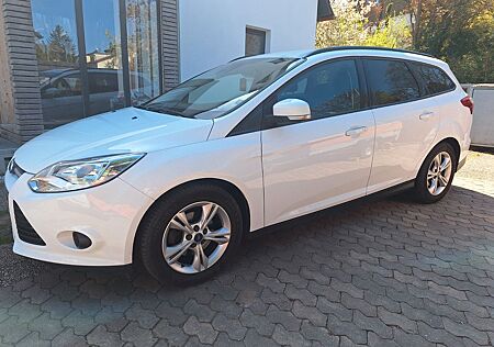 Ford Focus Titanium Autom. Ahk Navi PDC Sitzh.