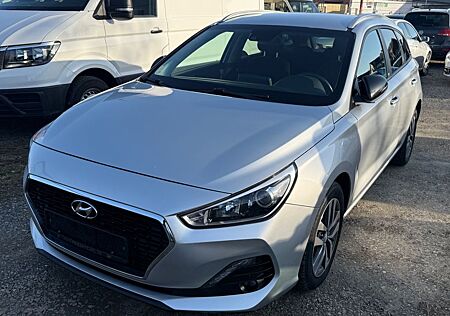 Hyundai i30 cw YES! Lenkradheiz/Navi/Kamera/2Hand.
