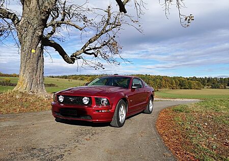 Ford Mustang GT Deluxe (V8)
