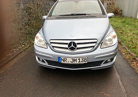 Mercedes-Benz B 200 -