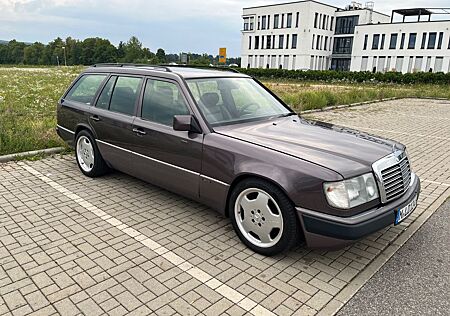 Mercedes-Benz W124 S124 220T E Klasse