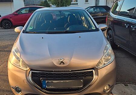 Peugeot 208 1.2 82PS Sitzheizung, Parksensensor, Klima,