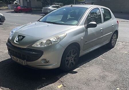 Peugeot 206 + mit Anhängerkupplung