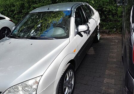 Ford Mondeo 2,0 Ambiente Autom. Ambiente