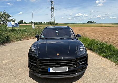 Porsche Macan - -