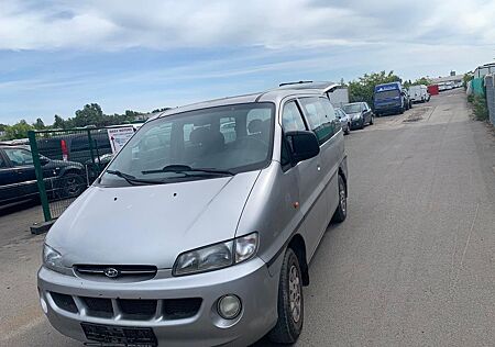 Hyundai H-1 mit 8 Sitzplätze . TÜV 06.2025