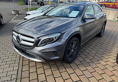 Mercedes-Benz GLA 220 CDI+RFK+DISTR.+PANO+AHK+18"+XENON