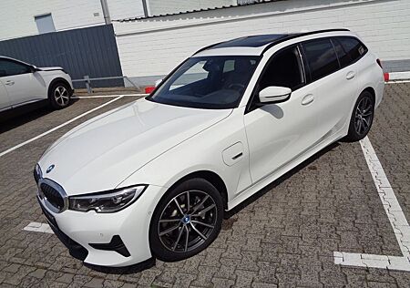 BMW 330e T. Sport 68 tkm Leder Pano.Live C.HIFI AHK
