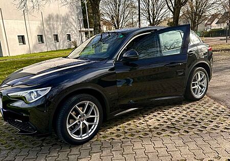 Alfa Romeo Stelvio 2.0 Turbo - Scheckheft - 8fach bereift