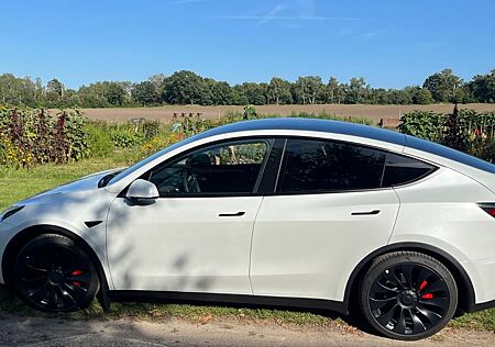Tesla Model Y Performance AWD mit 534 PS, EAP und AHK