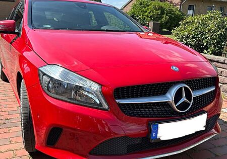 Mercedes-Benz A 180 d - Navi & Sportsitze // Von Privat