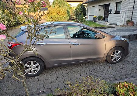 Hyundai i30 blue 1.4 YES! Gold