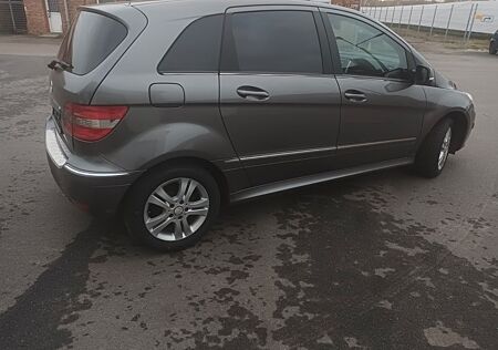 Mercedes-Benz B 200 -