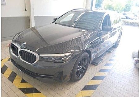 BMW 520d HUD/AHK/Park&DrivAss/Stop&Go/SportSitz/Memo