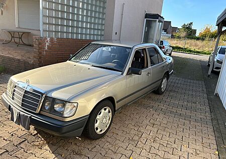 Mercedes-Benz 230