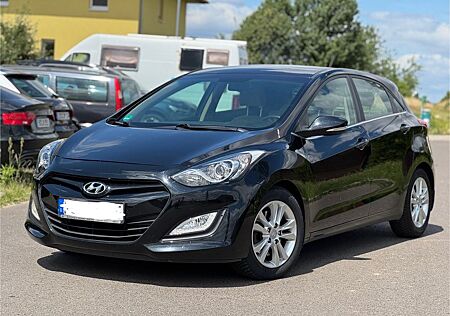 Hyundai i30 gebraucht kaufen Hyundai i30 1.6 CRDi 94kW Style Automatik Style SHZ Temp