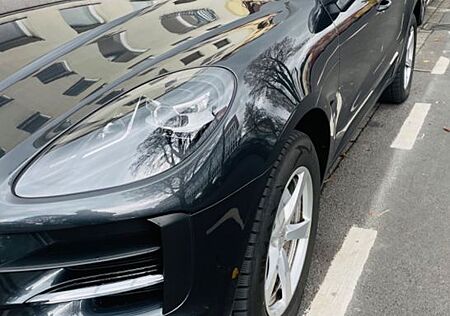Porsche Macan - -