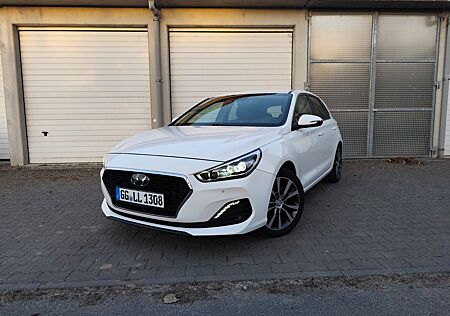 Hyundai i30 1.6 Premium, Motor neu v. , AHK,Leder