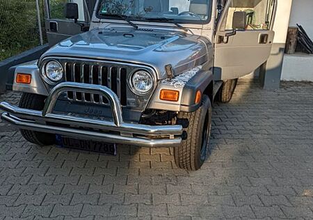 Jeep Wrangler 2.5 Sport - Ein Hingucker!