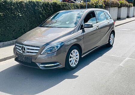 Mercedes-Benz B 180 -Pano-AHK-Tüv neu-E-Sitze-Allwetter-