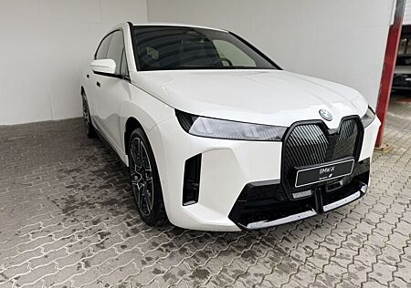 BMW iX xDrive45 M Sportpaket Tageszulassung