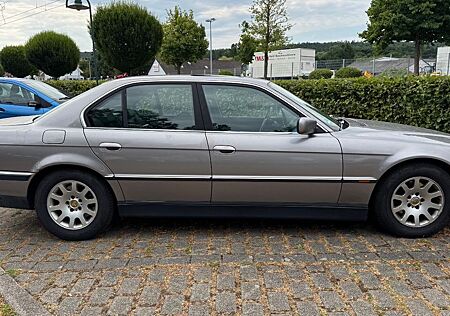 BMW 735i A -