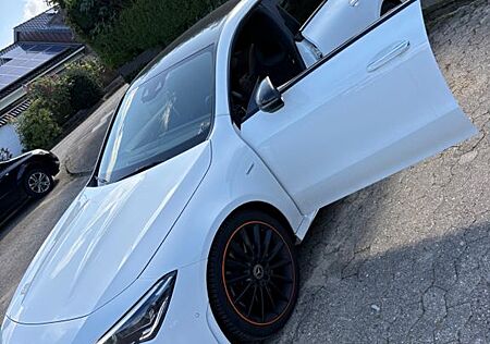 Mercedes-Benz CLA 250 DCT - ORANGE EDITION AMG LINE NIGHT