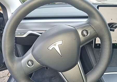 Tesla Model 3 Allradantrieb mit Dualmotor Performa...