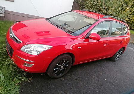 Hyundai i30 gebraucht kaufen Hyundai i30 1.6 Kombi AHK FESTPREIS!