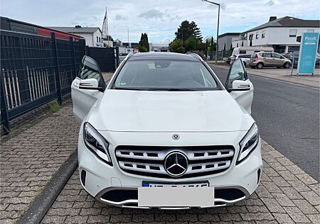 Mercedes-Benz GLA 220 4MATIC DCT - *Automatik, Panorama,AHK*