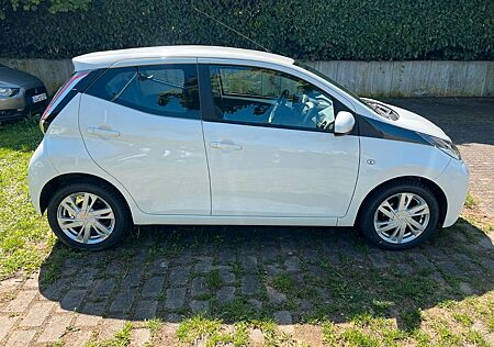 Toyota Aygo (X) Aygo (X) 1,0-l-VVT-i x-play x-play