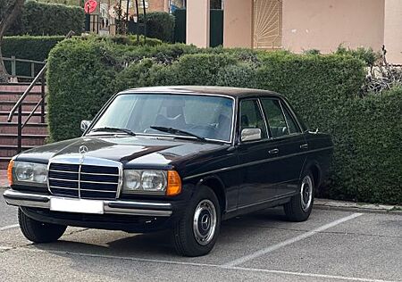 Mercedes-Benz 300 300D W123