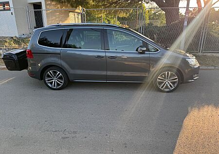 VW Sharan Volkswagen 2.0 TDI DSG/Highline/Standheiz/Leder/Pano